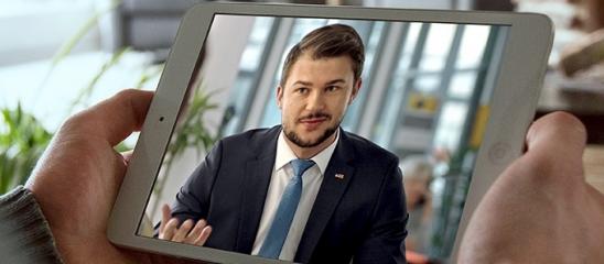 Starke Partner vor Ort Kunde spricht per Tablet mit Berater