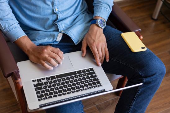 Ein Mann berechnet seine Finanzierung ohne Eigenkapital am Laptop.