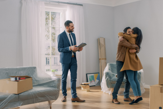 Immobilienmakler zeigt neues Apartment einem jungen Paar