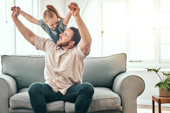 Vater und Tochter haben Spaß im eigenen Zuhause