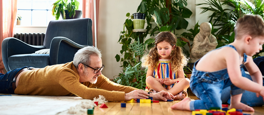 Bausparen als Altersvorsorge: Opa spielt mit Enkelkindern