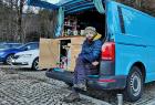 Felix sitzt neben der Küche hinten im Camper