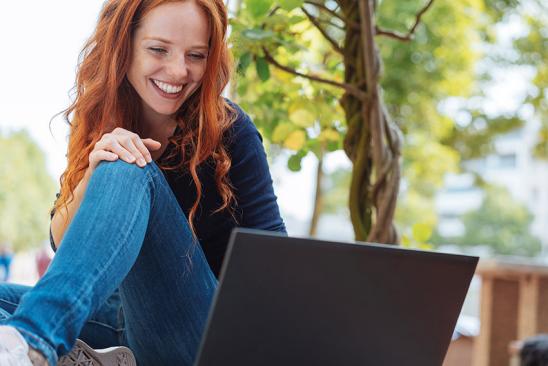 Junge Frau sitzt am Computer.