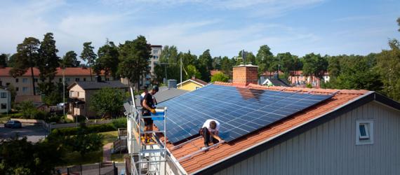 Förderung Bestandsimmobilie: Handwerker installieren PV-Anlage