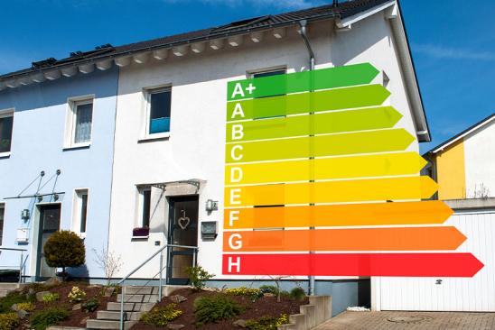 Sanierte Doppelhaushälfte - davor eine Effizienzklassen-Skala eingeblendet