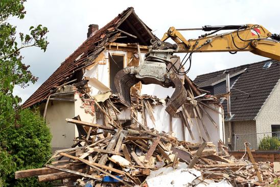 Klimafreundlicher Neubau: Abriss eines alten Hauses