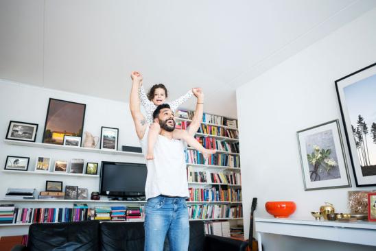 Vater mit Tochter, die auf seinen Schultern sitzt