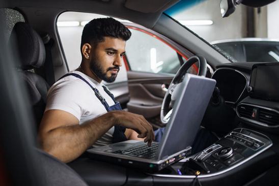 Automechaniker prüft ein Auto