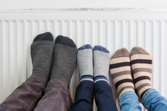 Familie trägt buntes Paar Wollsocken