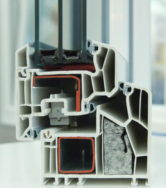 Schnittmodell eines Kunststofffensterrahmens Cutaway model of a plastic window frame