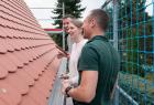 Flo, Caro und Basti (von rechts) auf dem Dach.