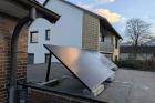 Solarmodule eines Balkonkraftwerkes auf einem Garagendach, befestigt an Betonsockeln.