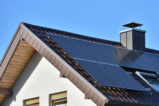 Hausdach mit Solarmodulen