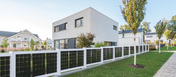 Solarzaun mit PV-Modulen vor einem modernen Haus