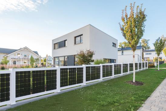 Solarzaun mit PV-Modulen vor einem modernen Haus