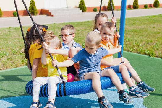 Sechs Kinder auf einer Nestschaukel