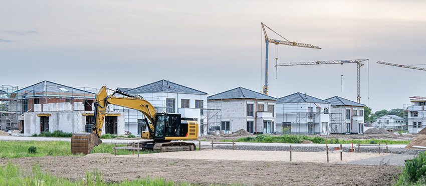 Neubaugebiet mit Kränen und Häusern