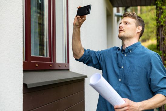 Immobilienbewertung: Gutachter macht Fotos vom Haus