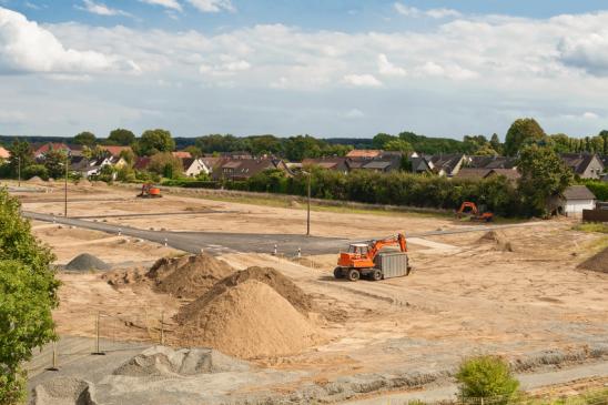 Bagger erschließen ein Grundstück