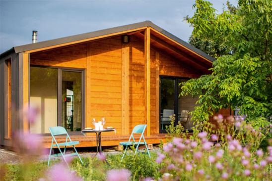 Gartenhaus aus Holz mit Veranda