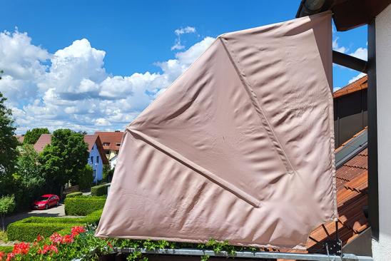 Aufgeschlagener Markisenfächer am Balkon 