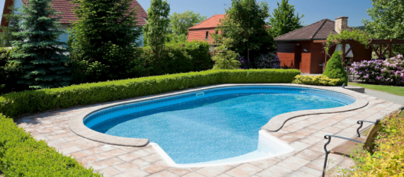 Swimmingpool mitten im grünen Garten