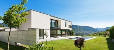 Modernes Haus mit Pool und Garten