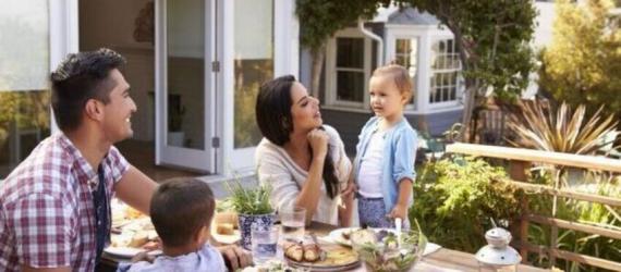 Familie am Gartentisch