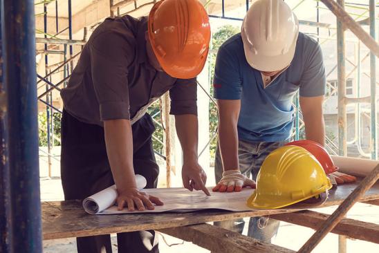 Baubeschreibung: Prüfung mit Sachverständigen Bauherr und Architekt prüfen Baufortschritt