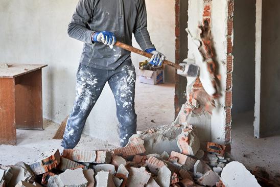 Baubeschreibung: Auch bei Sanierungen sinnvoll Mann schlägt Wand raus