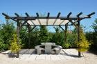 Pergola aus Holz im Garten