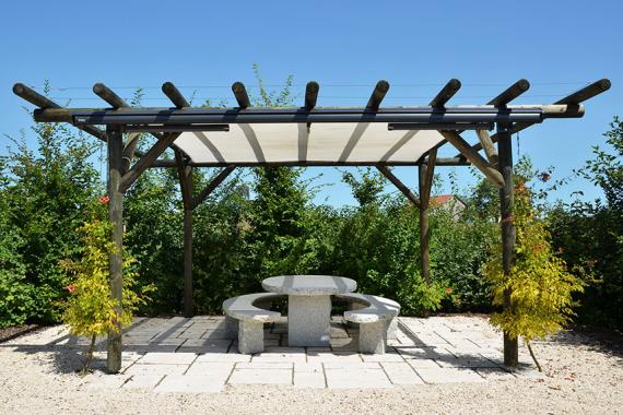 Pergola aus Holz im Garten