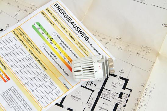 Energieausweis mit Heizungsthermostat