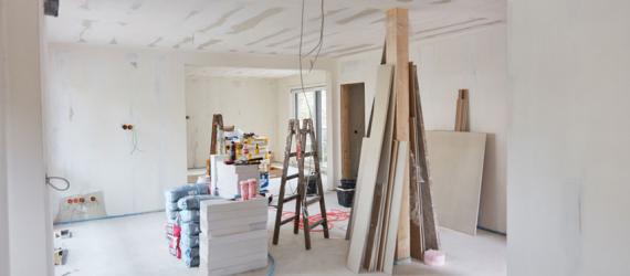 Haus günstig sanieren: Raum mit Utensilien für die Renovierung