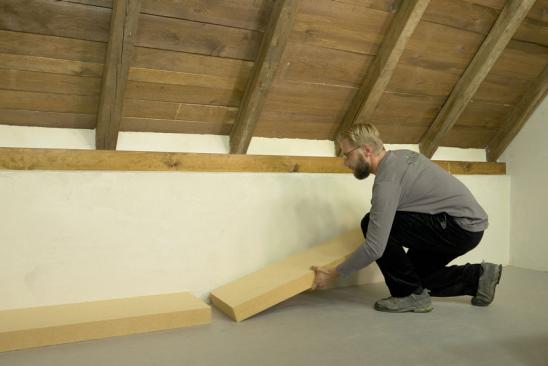 Haus günstig sanieren: Dämmung der obersten Geschossdecke