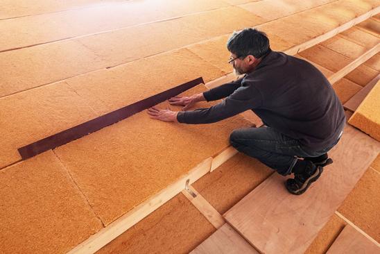 Installation einer Zwischendecke in Leichtbauweise mit Holzweichfaserplatten als Wärmedämmung